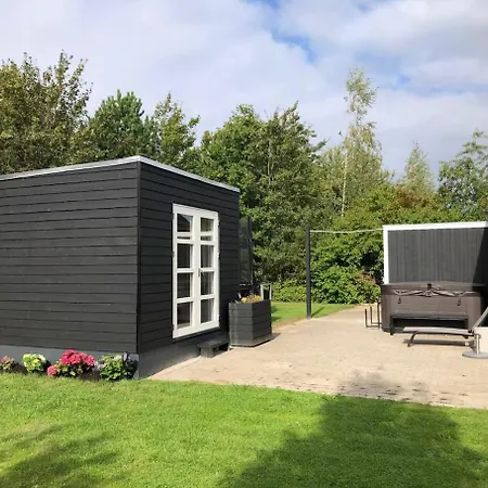 Сasa de vacaciones Tennis, Outside & Inside And Sauna - Tisvildelund *